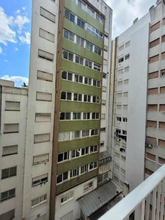 AMBIENTE Y MEDIO CONTRAFRENTE CON BALCON RECICLADO.