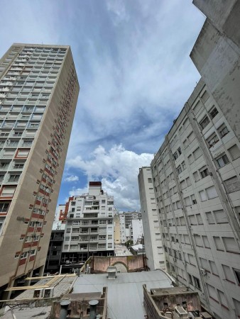 AMPLIO AMBIENTE CON BALCON FRANCES A METROS DE LA PLAYA