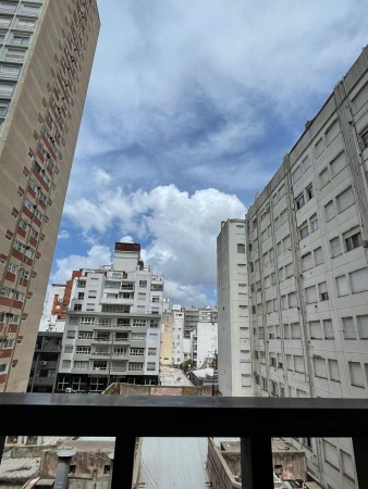 AMPLIO AMBIENTE CON BALCON FRANCES A METROS DE LA PLAYA