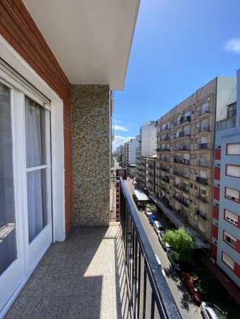 2 AMBIENTES A CALLE CON BALCON AMOBLADO 