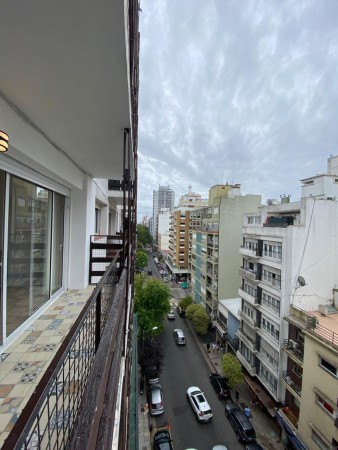 3 AMBIENTES CALLE BALCON CORRIDO Y COCHERA 