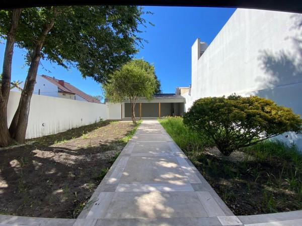 CASA EN VENTA CON GARAGE Y QUINCHO, ZONA VILLA PRIMERA.