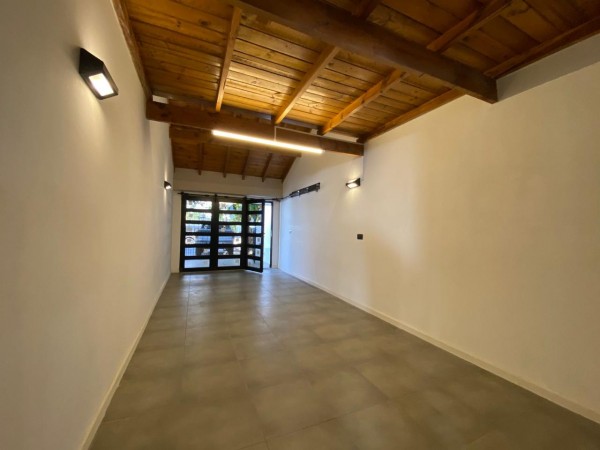 CASA EN VENTA CON GARAGE Y QUINCHO, ZONA VILLA PRIMERA.