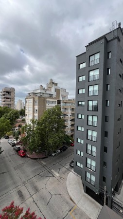 SEMIPISO DE 3 AMBIENTES CON ESPACIO DE COCHERA.