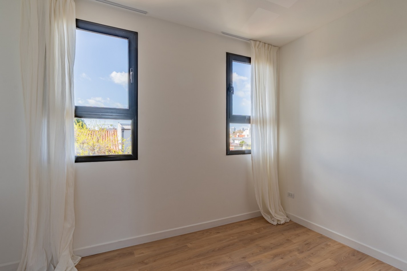  VENT.PH DE 3 AMBIENTES CON COCHERA A ESTRENAR.